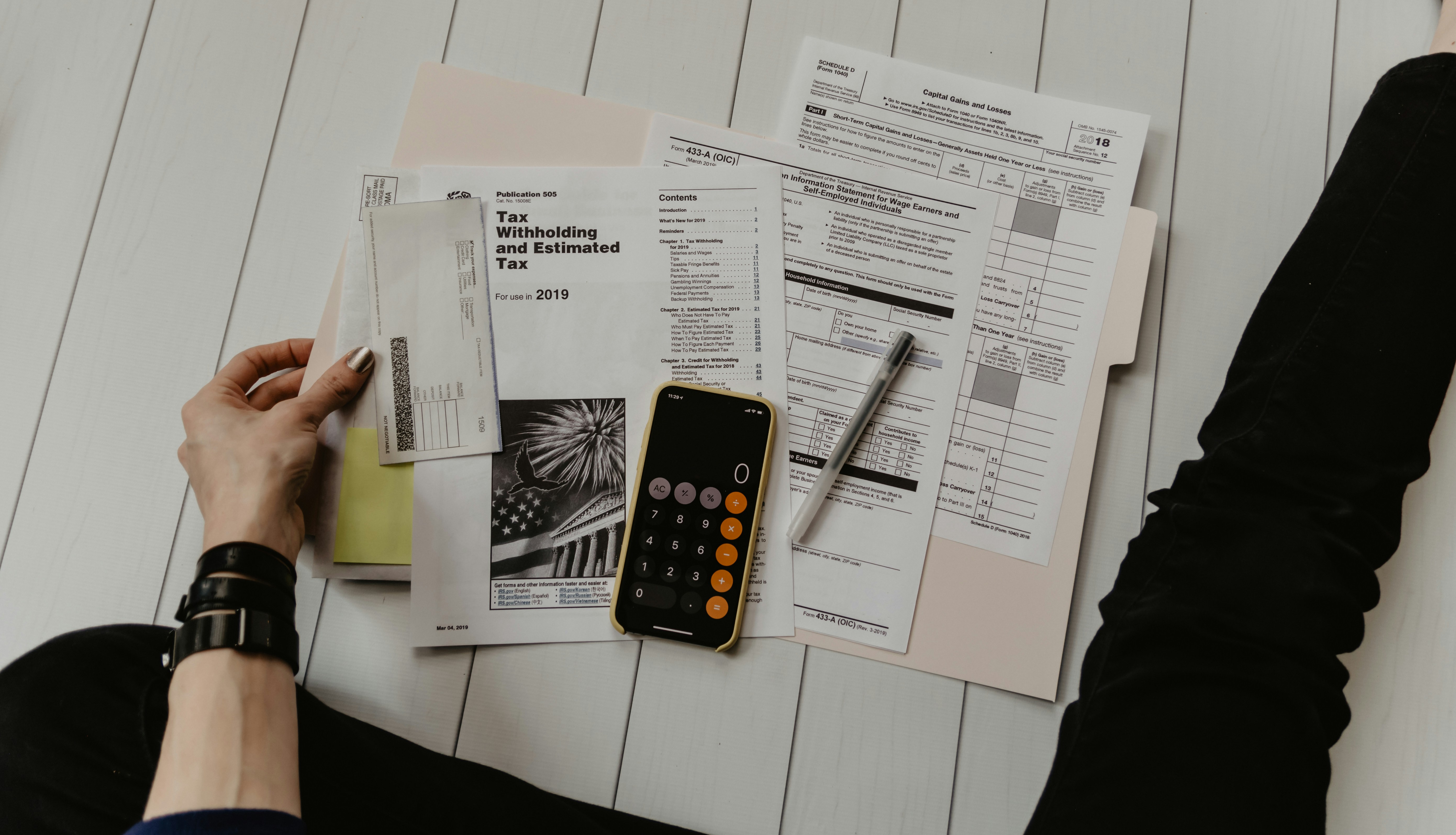 Empreendedor revisando documentos para abrir uma empresa