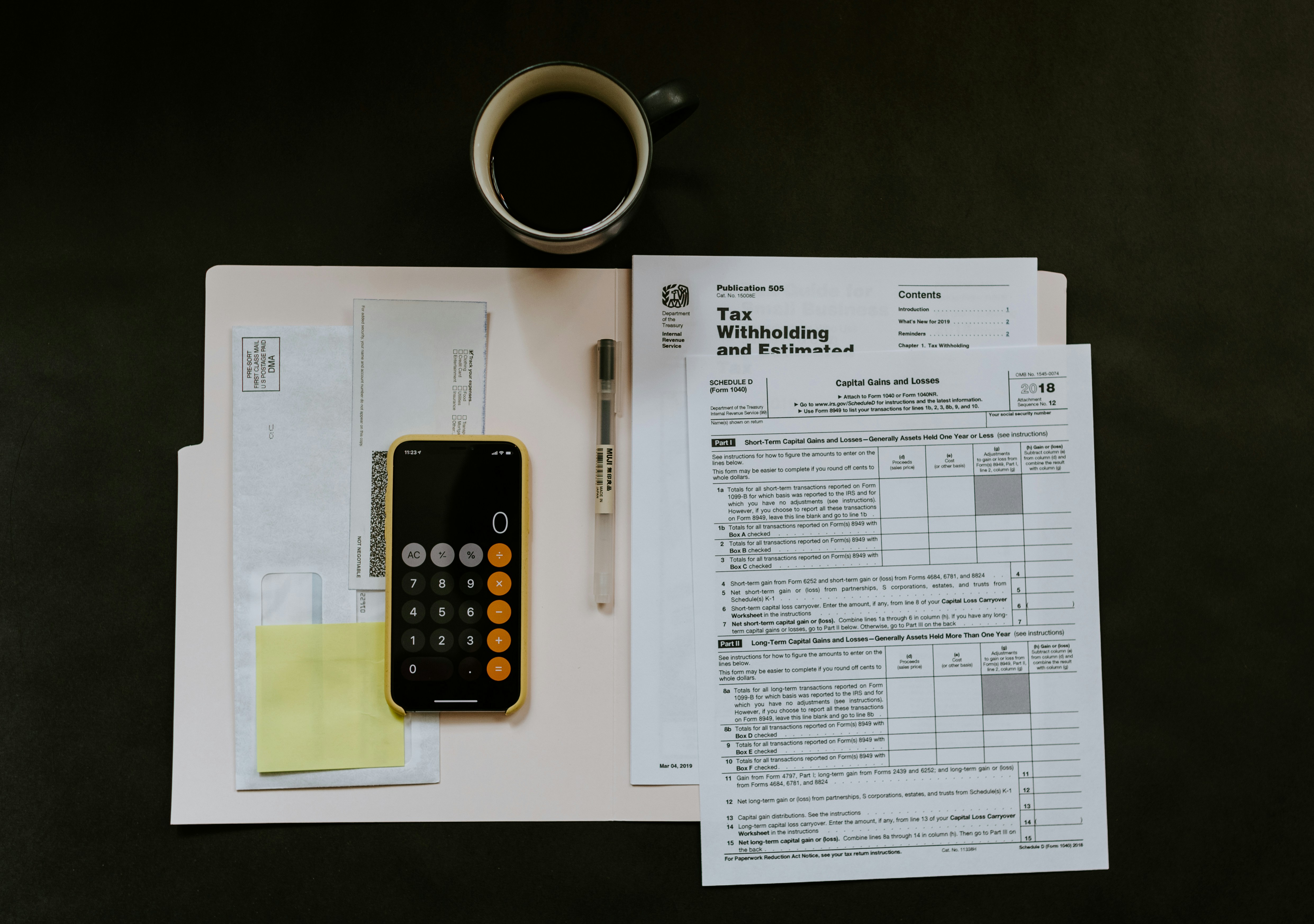 Empreendedor do MEI analisando documentos fiscais e cálculos